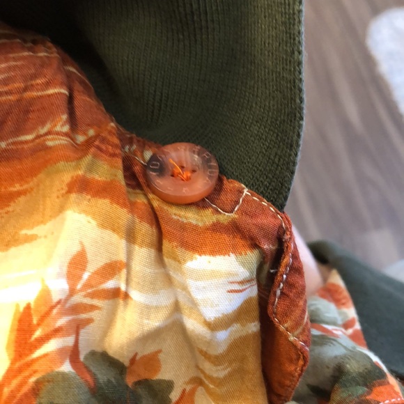 😎Mens pretty colors, orange & army green Hawaiian shirt😎1 cracked button🌺 - Picture 4 of 4